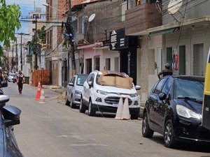 Fio de alta tensão arrebenta em cima de carros em Maragogi