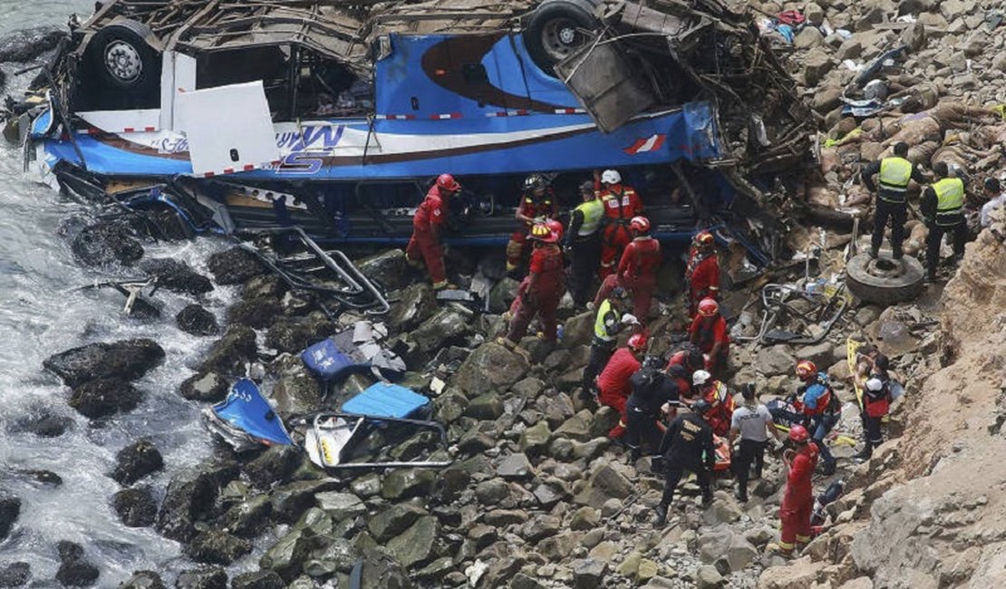 Ônibus cai em desfiladeiro e 48 passageiros morrem no Peru