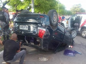 Três pessoas ficam feridas após veículo capotar