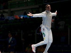 Brasileiro derrota campeão mundial na esgrima e vai às oitavas de final