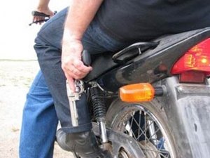 Cinco motos e um carro foram roubados neste domingo