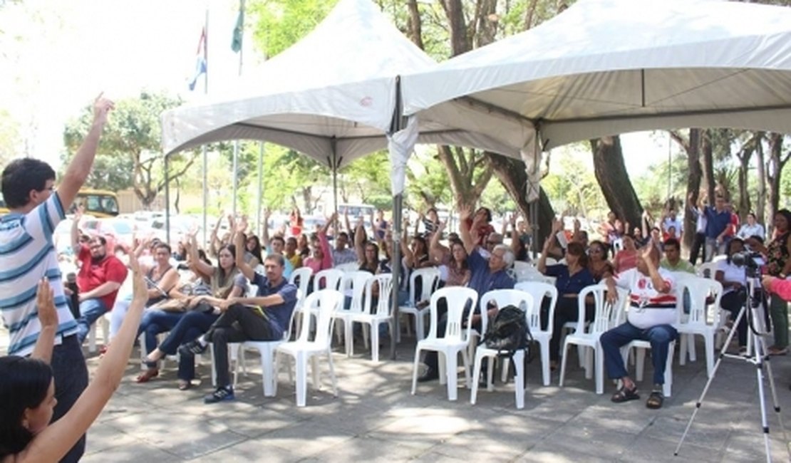Servidores da Ufal aprovam estado de greve em assembleia geral