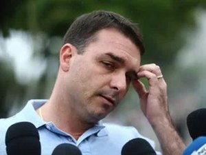 Flávio cita comissão extinta para explicar suposto funcionário fantasma