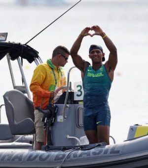 Esperança de medalha nesta sexta, Isaquias quer homenagear técnico que morreu há 3 anos