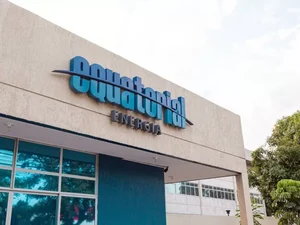 Luzes de postes piscando e energia oscilando há 15 dias revoltam moradores em Arapiraca