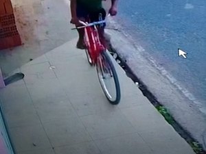 [Vídeo] Câmeras de segurança flagram suposto assaltante em Arapiraca