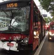 Acidente entre ônibus deixa 15 feridos em São Paulo