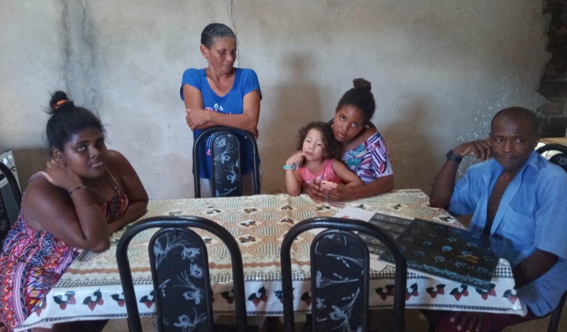 [Vídeo] Família carente da Vila Pau D´arco em Arapiraca faz apelo para receber alimentos