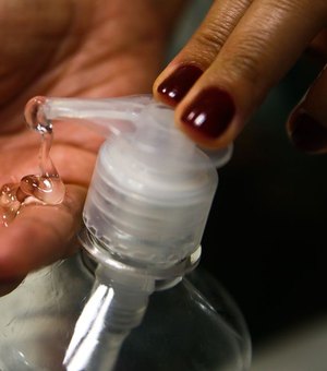 Alerta: contato das crianças com o álcool em gel pode trazer riscos