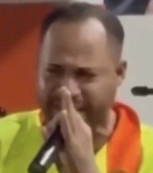 [Vídeo] Gari emociona clientes ao cantar em bar no centro de Maceió
