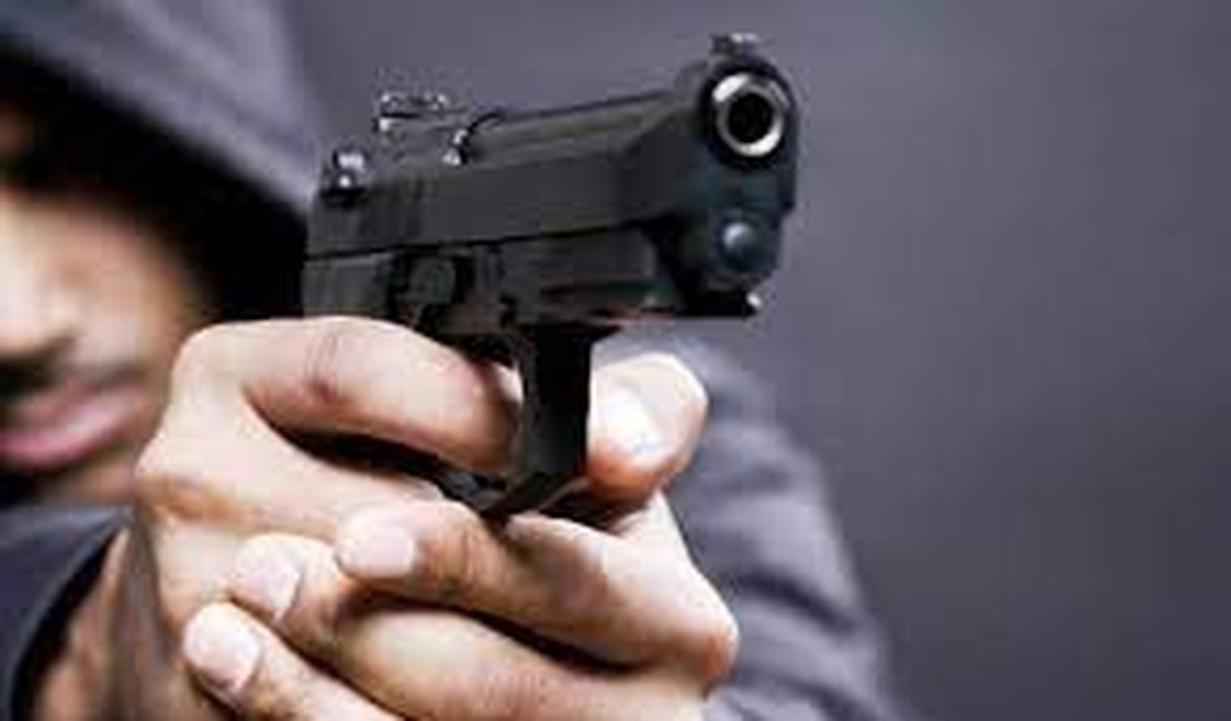 Criminoso ameaça dar tiro em rosto de vítima durante assalto, em Arapiraca