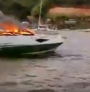 [Vídeo] Fogo destrói embarcação na Barra de São Miguel