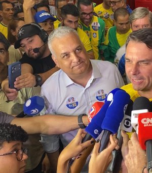 'Aqui, o nosso candidato é o JHC', afirma Flávio Bolsonaro ao chegar em Alagoas