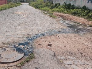 [Vídeo] Moradores reclamam de buracos, matagal e vazamento de esgoto em rua do Jardim Tropical