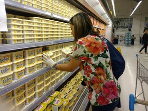 Procon autua supermercados por comercializar produtos fora da validade