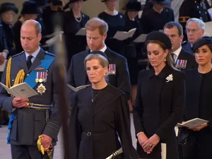 William, Harry, Kate e Meghan acompanham cerimônia em Londres
