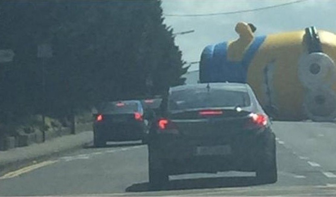 Minion inflável gigante provoca caos após cair em rodovia na Irlanda