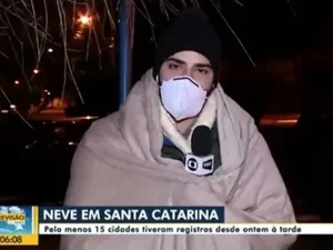 Repórter aparece ao vivo enrolado em cobertor e viraliza na internet