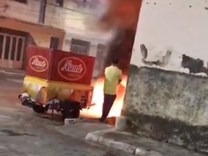 Fogo destrói motocicleta ao lado de igreja no Centro Histórico de Penedo
