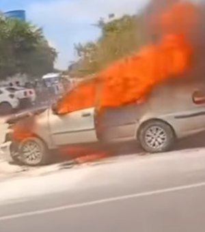 [Vídeo] Gestante é socorrida após carro pega fogo na Durval de Góes Monteiro, em Maceió
