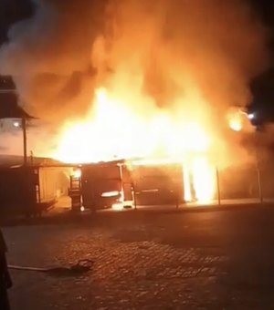 Incêndio de grandes proporções destrói barracas em frente ao Mercado da Produção, em Maceió