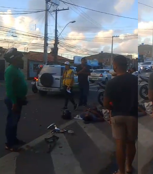 Colisão entre carro e moto deixa homem ferido no Jacintinho, em Maceió
