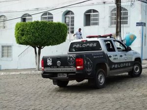 PM cerca prefeitura de Traipu para evitar tumulto entre grupos políticos