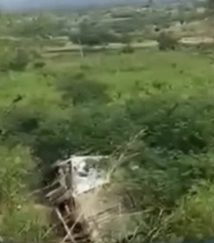 Motorista fica ferido após caminhão capotar na Serra das Pias, em Palmeira