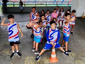 Escolinha de atletismo gratuita mobiliza crianças e agita as tardes no estádio Rei Pelé