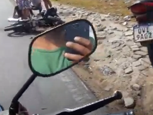 [Vídeo] Mãe e filho sofrem acidente de moto nas proximidades do shopping de Arapiraca