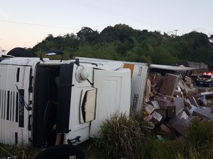 Motorista morre após caminhão tombar em trecho da BR-101, em São Miguel dos Campos