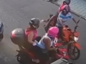 [Vídeo] Duas mulheres são roubadas em frente a uma academia no Jacintinho