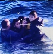 Vídeo: equipes fazem resgate dramático de pai e gêmeos após barco virar