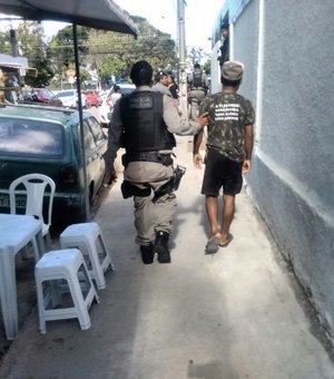 Filho de sargento é preso roubando celular em Maceió