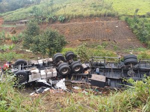 Trecho da rodovia BR-101 é liberado após carreta tombar em Joaquim Gomes