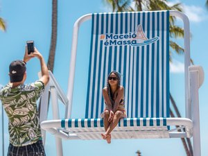 Cadeira de praia gigante da orla alcançou 10 mil visualizações nas redes dentro de três dias, estima prefeitura