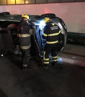 Carro capota após colidir com outro veículo na Ponta Verde