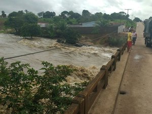 [Vídeo] Volume de água do Rio Poção surpreende população e motoristas 
