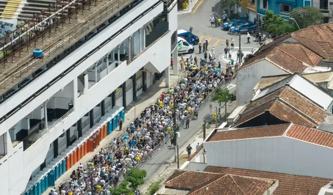 Fãs encaram calor de quase 30ºC e fila de uma hora para velório de Pelé