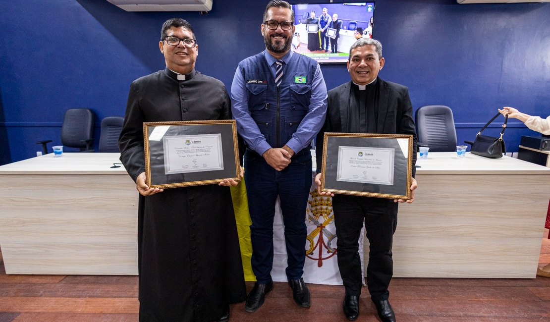 Leonardo Dias entrega honrarias a cônego Elison Silva e padre Francisco Guido