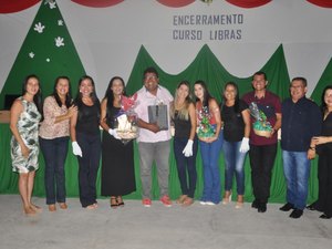 Concluintes do curso de libras recebem certificados em Lagoa da Canoa