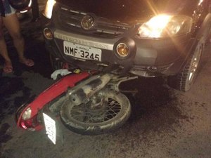 Motorista embriagado não respeita sinalização e atropela pai e filho em ciclomotor