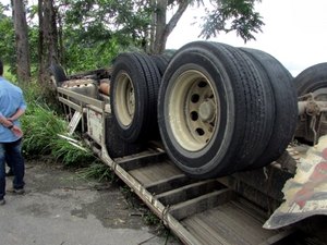 Carreta capota em ladeira na BR-101, deixa um morto e outro ferido