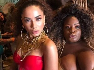 Jojo Todynho inicia carreira internacional e ostenta em carrão de R$ 5 milhões