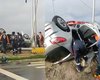 Carro capota após colisão com poste no Pontal da Barra e condutor é retirado pelos bombeiros