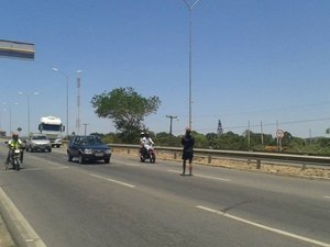 Malabarista arrisca à vida em trecho da AL-220