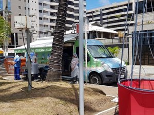 Prefeitura vacina maceioenses contra a Covid-19 e visitantes no CAT móvel na Ponta Verde