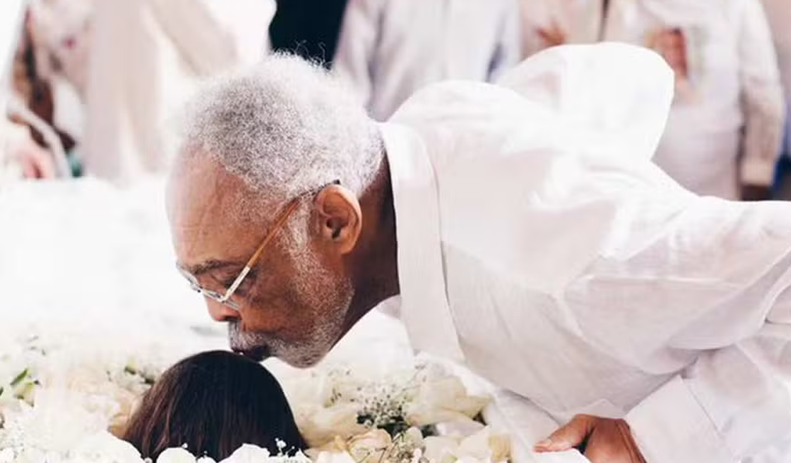 Gilberto Gil se despede de Preta Gil com beijo carinhoso em velório