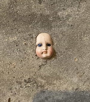 Mulher se apavora ao encontrar cabeça de boneca na parede da sua casa