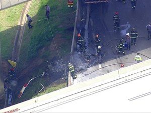 Helicóptero cai, bate em caminhão e ao menos duas pessoas morrem